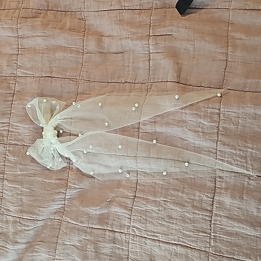 Lulu's bridal bow clip